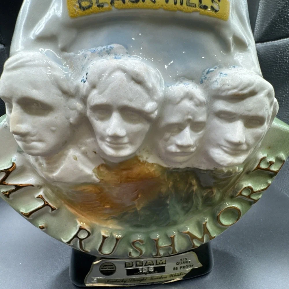 JIM BEAM 1969 BLACK HILLS‎ MT RUSHMORE DECANTER